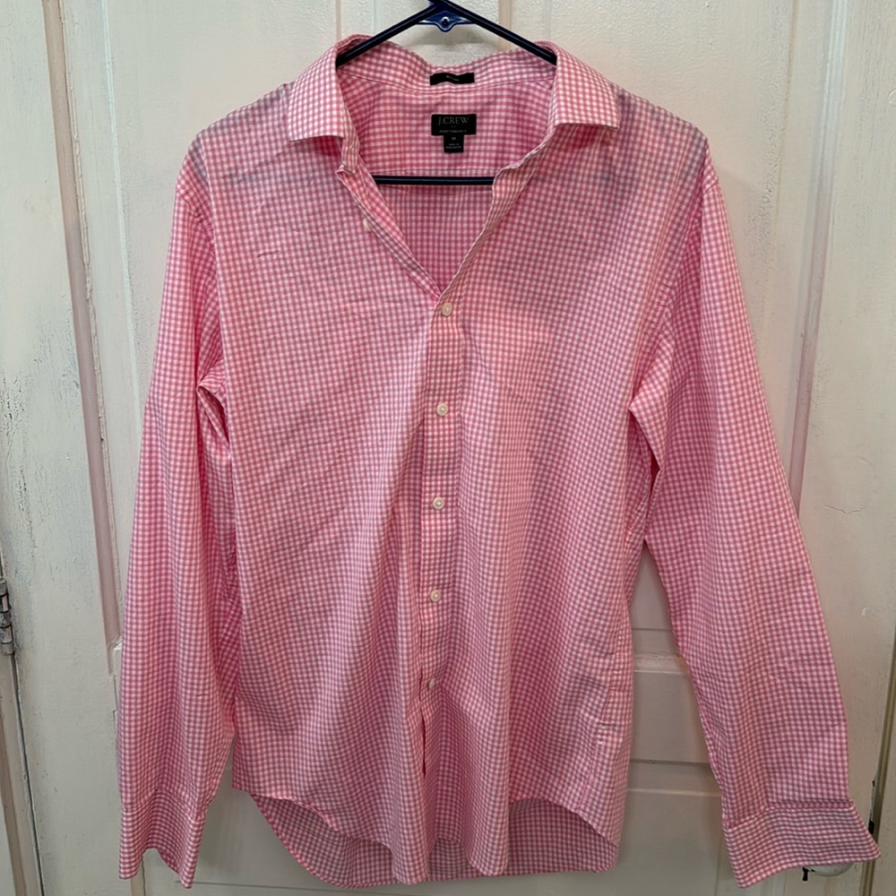 Great looking casual button down.